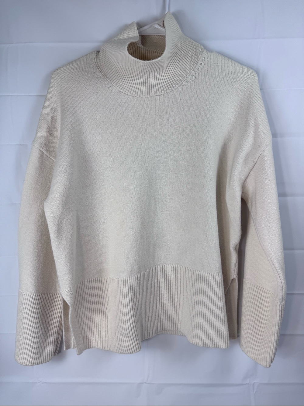 Banana Republic Medium Cream Turtleneck Sweater Ribbed Hem Relaxed Fit
